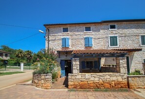 Exterior - Traditional stone house in the heart of Istria with air conditioning, WiFi, barbecue (Gornji Babici)