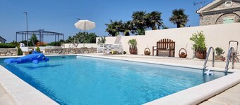 Studio-appartement spécial dans une maison en pierre avec piscine, climatisation, WiFi