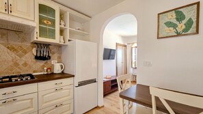 ثلاجة، موقد طهي مسطح، ماكينة لصنع القهوة/الشاي، مستلزمات طهي/أطباق/أوعية