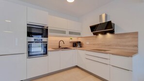 冷蔵庫、コンロ、食器洗い機、コーヒー / ティーメーカー