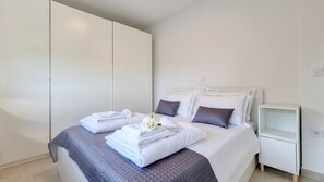 3 室のベッドルーム、デスク、WiFi (無料)、ベッドシーツ