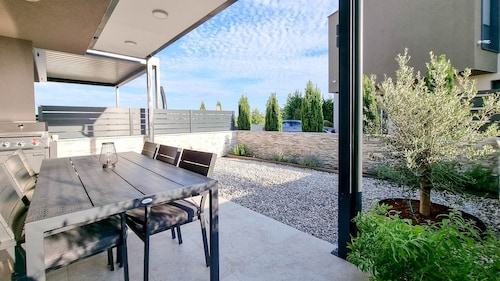 Top modern holiday home with air conditioning, WiFi, barbecue not far from the beach