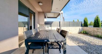 Top modern holiday home with air conditioning, WiFi, barbecue not far from the beach