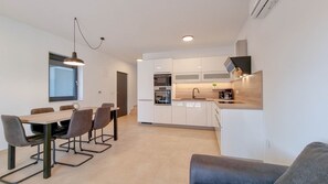 Kjøleskap, kokeplater, oppvaskmaskin og kaffetrakter/tekoker