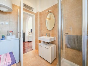 Shower, towels - Special flat with sea view, air conditioning, WiFi, car park (Novigrad)