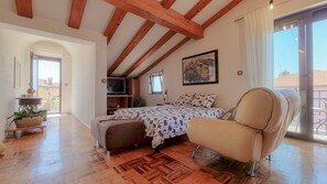 1 bedroom, desk, free WiFi, bed sheets