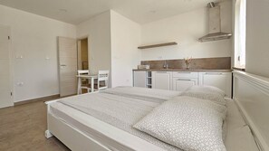 1 bedroom, desk, free WiFi, bed sheets - Elegant studio flat with terrace, WiFi, air conditioning (Umag)