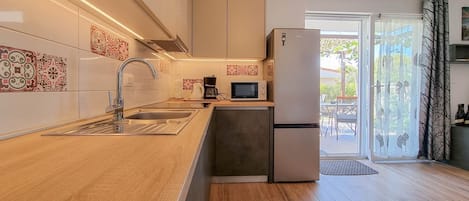 Refrigerador, microondas, parrilla de estufa y cafetera y tetera