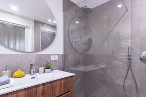 Douche, sèche-cheveux, bidet, serviettes fournies