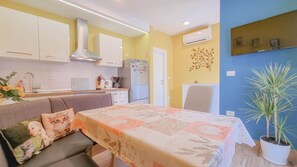 Interior - Idyllic flat just 250 metres from the beach with terrace, parasol, WiFi (Novigrad)