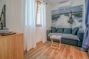 Living area - Charming flat just 250 metres from the beach with terrace, WiFi (Novigrad)