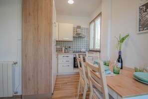 Frigorífic, placa de cuina i cafetera i tetera