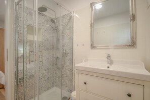 Shower, towels