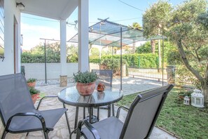 Outdoor dining - Charming flat just 250 metres from the beach with terrace, WiFi (Novigrad)