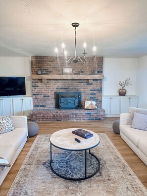 TV connectée, cheminée, jeux vidéo, baby-foot