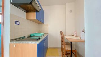 Fridge, stovetop, coffee/tea maker, cookware/dishes/utensils