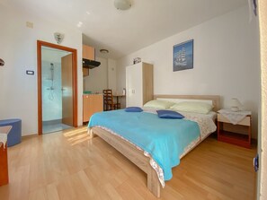 1 bedroom, desk, free WiFi, bed sheets