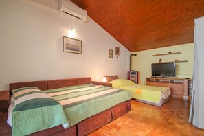 1 slaapkamer, een bureau, gratis wifi, beddengoed
