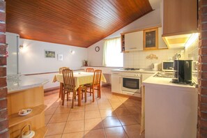 Fridge, microwave, oven, stovetop - Direkt in der Altstadt und am Meer gelegenes bezauberndes Studio (Novigrad)