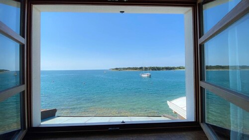 Mediterranean flat with sea views directly on the crystal-clear Adriatic Sea
