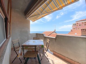 Outdoor dining - Enchanting sea view and only 20 metres to the beach (Novigrad)