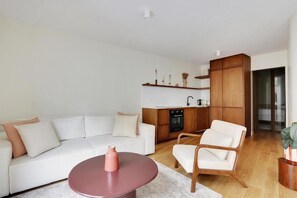 Smart TV, DVD player, books, stereo - PERFECTLY NESTLED IN NOTRE DAME DES CHAMPS, SAINT GERMAIN DES PRES (Paris)