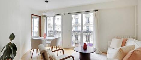 Smart TV, DVD player, books, stereo