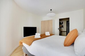 2 Schlafzimmer, Schreibtisch, Bügeleisen/Bügelbrett, Reisekinderbett