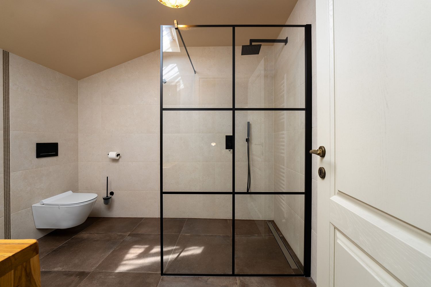Une salle de bain moderne avec une douche à parois de verre, des toilettes et un lavabo.