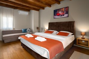 5 bedrooms, desk, free WiFi, bed sheets