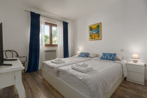 2 bedrooms, desk, free WiFi, bed sheets - Picturesque villa with private pool, Mediterranean garden, outdoor kitchen, air conditioning, WiFi (Visnjan)