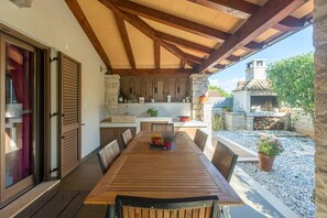 Outdoor dining - Picturesque villa with private pool, Mediterranean garden, outdoor kitchen, air conditioning, WiFi (Visnjan)