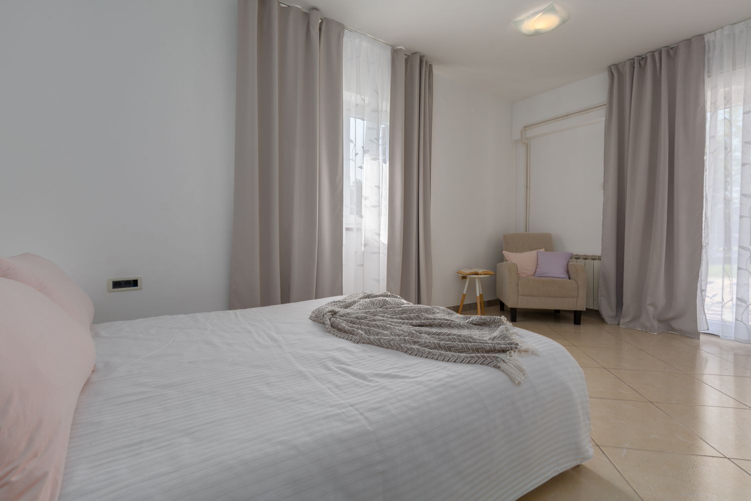Une chambre à coucher avec un lit, une chaise et une petite table.