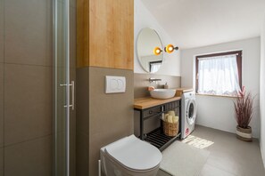 Douche, sèche-cheveux, serviettes fournies