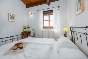 3 bedrooms, desk, free WiFi, bed sheets