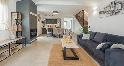 Unique villa with private pool, sea views, baby cot, BBQ, air-conditioned bedrooms with many cycle paths