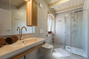 Douche, séchoir à cheveux, serviettes fournies