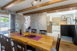 Dining - Idyllic Istrian stone house with whirlpool, table tennis, barbecue and air-conditioned bedrooms (Porec)