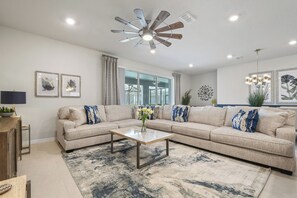 Smart TV, video games, table football, ping pong - NEW 9BR Windsor Island Villa Theatre/Arcade/Pool/BBQ (Davenport)