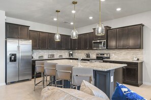 Fridge, microwave, oven, stovetop - NEW 9BR Windsor Island Villa Theatre/Arcade/Pool/BBQ (Davenport)