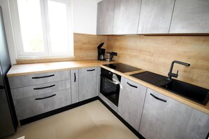 Fridge, microwave, stovetop, dishwasher