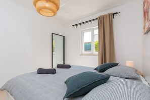 3 bedrooms, desk, free WiFi, bed sheets
