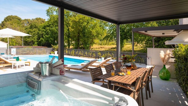 A covered outdoor area with a hot tub, lounge chairs, and a pool. - Fantastic flat only 100 metres to the beach with jacuzzi, sea view, saltwater pool (Funtana)