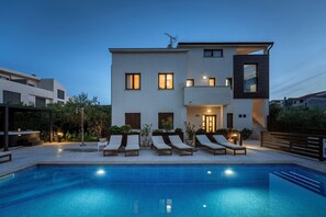 Pool - Fantastic flat only 100 metres to the beach with jacuzzi, sea view, saltwater pool (Funtana)