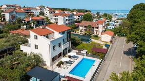 Exterior - Fantastic flat only 100 metres to the beach with jacuzzi, sea view, saltwater pool (Funtana)