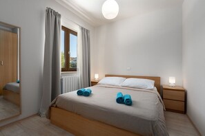 1 bedroom, desk, free WiFi, bed sheets