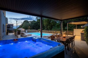 Outdoor dining - Mediterranean flat with saltwater pool, jacuzzi and only 100 metres to the beach (Funtana)