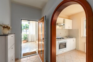 Réfrigérateur, plaque de cuisson, cafetière/bouilloire, grille-pain