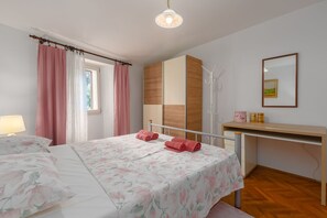 2 dormitorios, escritorio, wifi gratis y ropa de cama