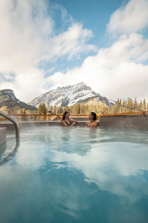 Rooftop pool - Otter Hotel (Banff)